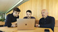 achter de laptop