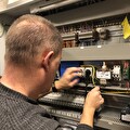 Bart aan het sleutel in de installatie